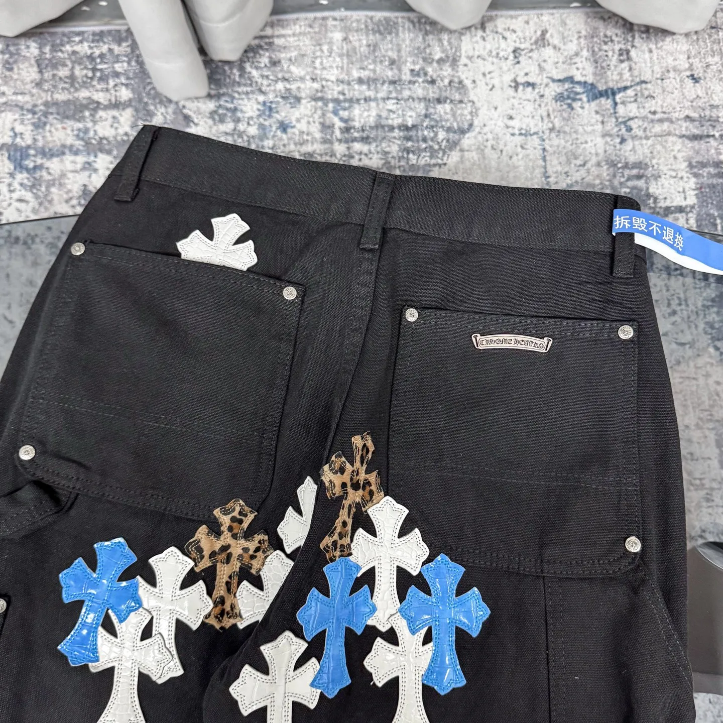 P280 Chrome Hearts/Chrome Hearts 25FW CH Workwear Logging Big Cross Leather Limited Edition Jeans (Black) Chrome Hearts are the most popular pants in color. Made of beaded canvas fabric, heavy washing makes the upper body of the fabric more textured and the pants are tall and straight! The three-dimensional cutting of the whole trousers is a masterpiece! The hardware is customized by zp. The beaded canvas fabric is thick and soft after being washed. It has good breathability. Customized small leather label. Unique design. The details are simple and elegant, and the workmanship is exquisite. The whole trousers are neatly routed and the details are in place! It’s so cool that both men and women can easily control the genderless trend!  Color: black Size: 28/30/32/34/36 Waist: 69/74/79/84/89 Knee: 50/51.5/53/54.5/56 Pants length: 102/104/106/108/110